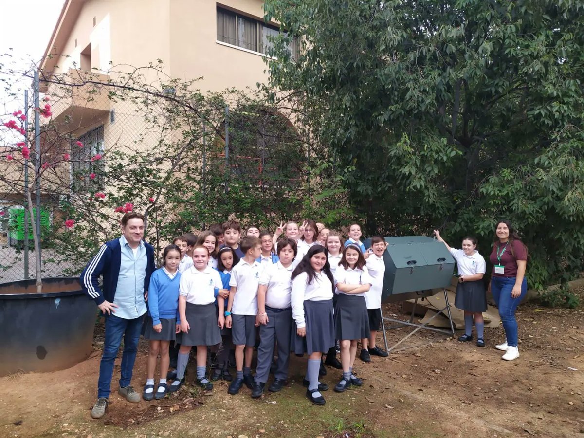 Fund_Flors's tweet photo. 🍌COMPOSTATGE
A Primària coneixem el nostre compostador. Ací podem transformar les restes orgàniques del centre en aliment per a les plantes i hortalisses de l'hivernacle.
#FundaciónFlors
#CalidadEducativa
#sostenibilitat
#compostatgecomunitari
#enstenim🫂🧡
#nostenemos🫂🧡 https://t.co/i8LSJI8qXZ