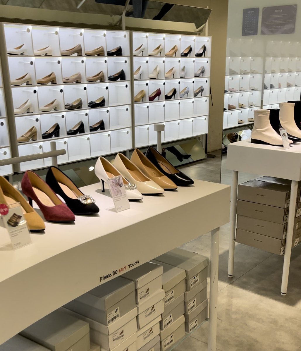 hapihapi_______'s tweet photo. 激安韓国の靴屋👠✨

夏物セールで
500円でサンダル買えた🥹💰

ヒールやブーツも2000円前後で
可愛くて安い靴沢山あったよ😚

チャカン靴　弘大（ホンデ）店
営業時間 12時〜22時 https://t.co/sbcsDhuffG