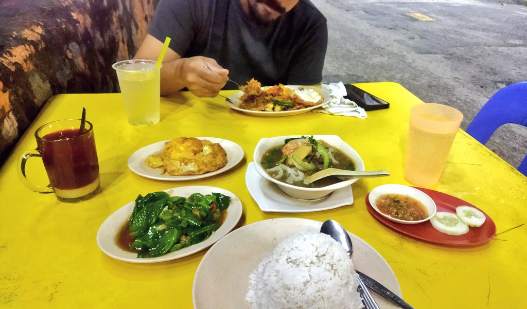 idespisecats's tweet photo. Dating di kedai tomyam. #TipsJimat #B40Life 😭 https://t.co/ai177kjp1r