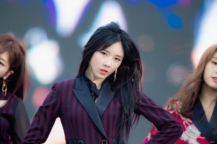 VeraAigerim's tweet photo. Black hair Yoohyeon is my weakness🫶🏽 https://t.co/XG09Y0x0og