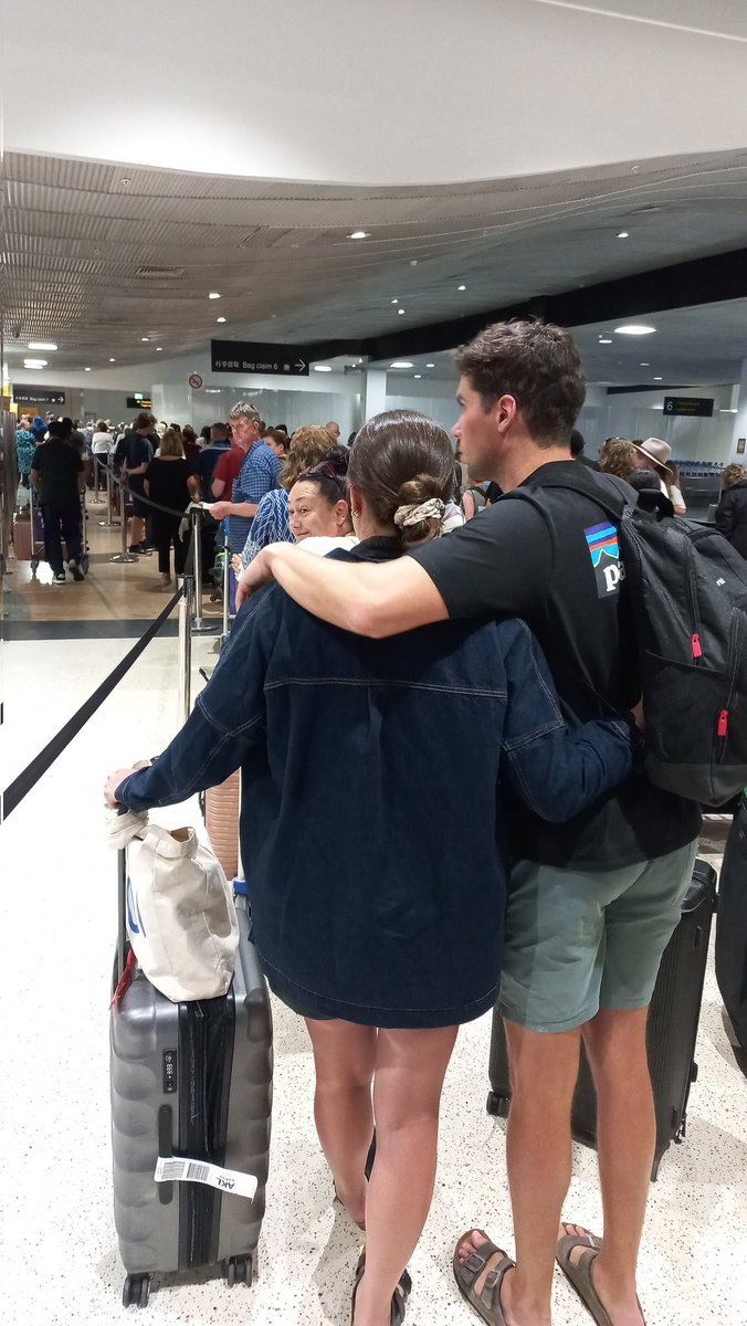 Nanmanea's tweet photo. To all tourists: Dont complain when you come to the #CookIslands &amp; wait in line to clear customs, at least you dont wait for over an hour with asses that try to cut the line - we even have a live singer to greet you. #suckitup https://t.co/k4rYCgBxgK