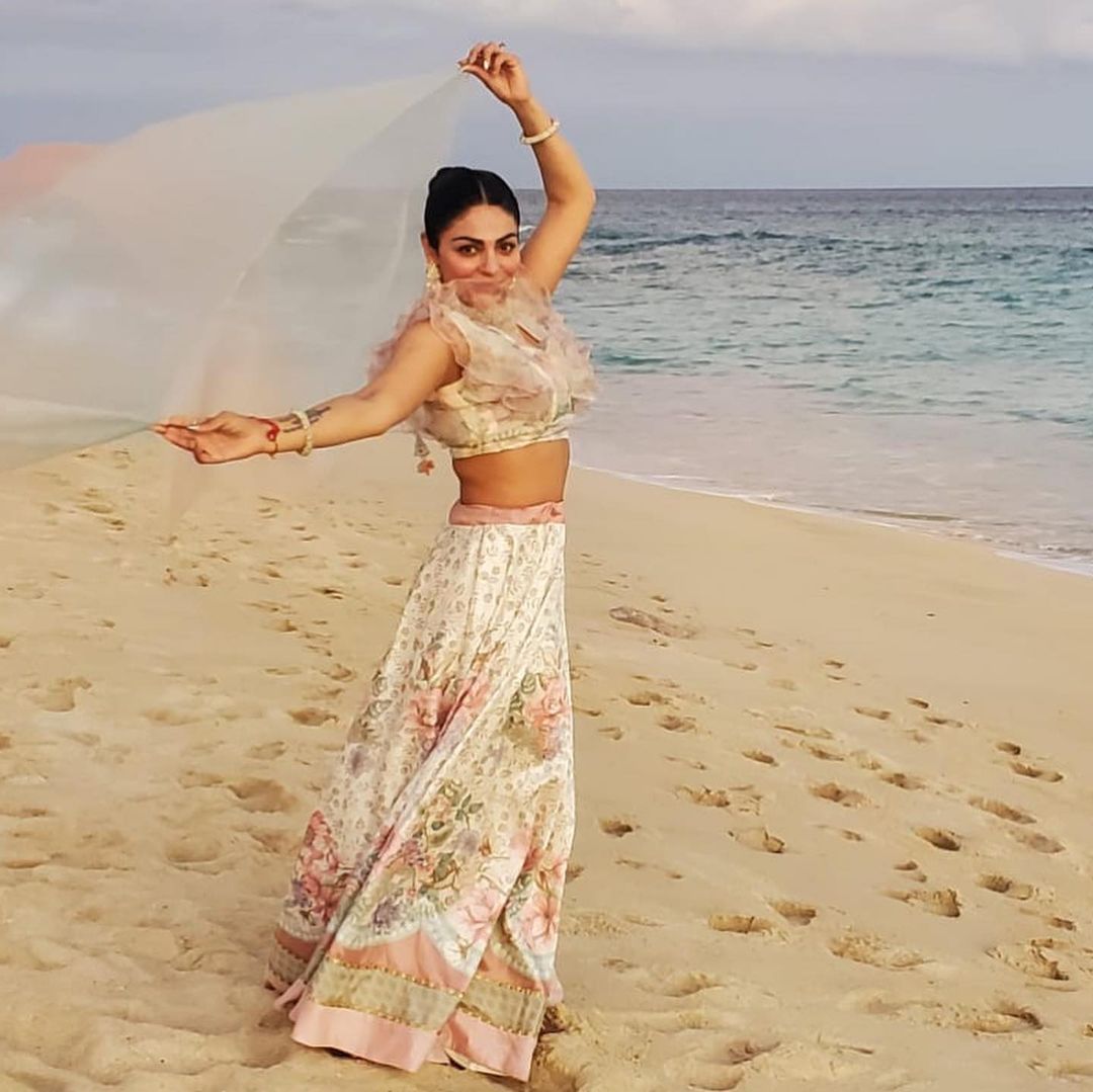 JagbaniOnline's tweet image. ਭੈਣ Rubina ਦੇ ਵਿਆਹ 'ਚ Neeru Bajwa ਦਾ ਲੁੱਕ ਬਣਿਆ ਖਿੱਚ ਦਾ ਕੇਂਦਰ, ਵੇਖੋ ਖ਼ੂਬਸੂਰਤ ਤਸਵੀਰਾਂ
jagbani.punjabkesari.in/entertainment/…
#NeeruBajwa #Sister #RubinaBajwa #Marriage #GurbakhshSinghChahal #PicturesViral