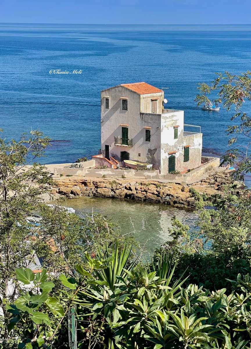 Buongiorno siete mai stati nel romantico borgo marinaro di Sant'Elia? La sua nascita è legata alla pesca ed in particolare alla tonnara di Solanto. Non dimenticate una visita ai resti archeologici dell’antica città fenicia sul promontorio di Solanto 📸 T.Meli #visitsicilyinfo