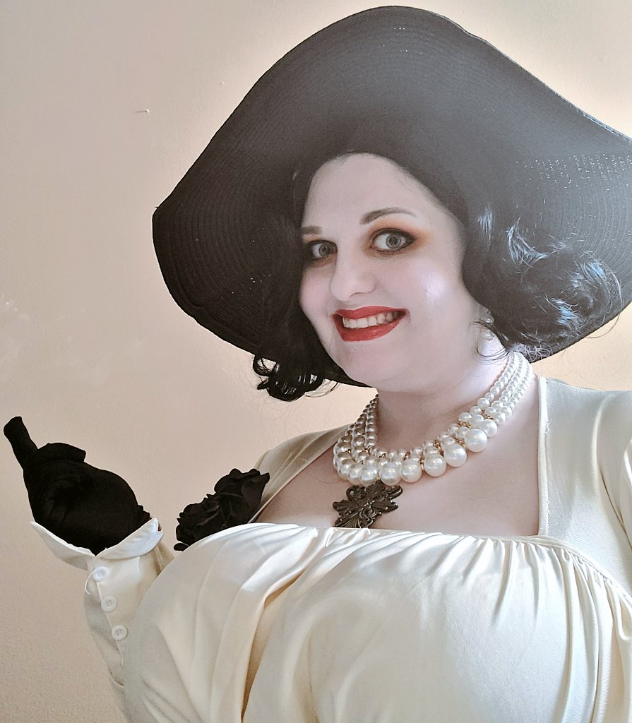 tanukimasu's tweet photo. Became #ladydimitrescu  for #Halloween  I quite enjoied it https://t.co/UnTVSkc00t