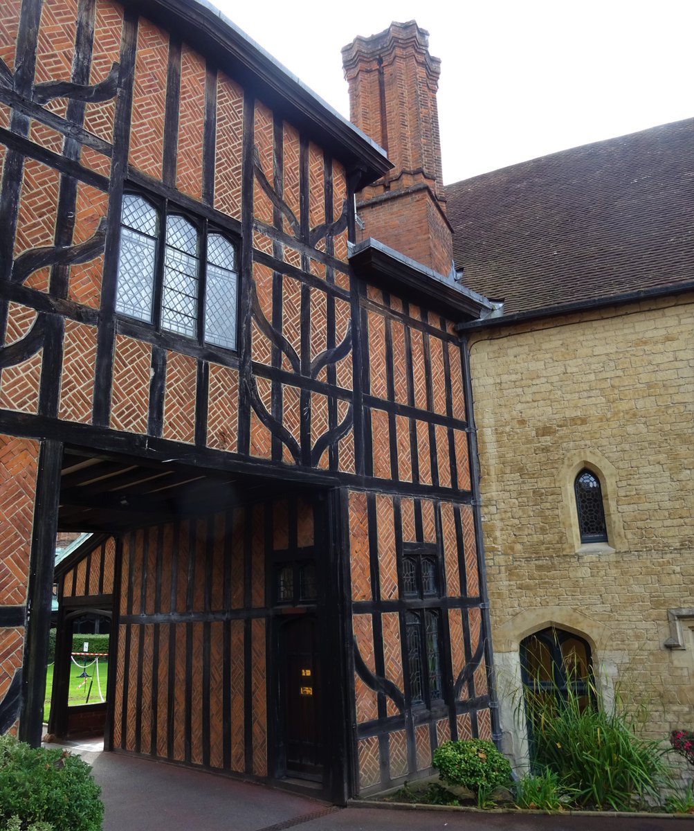 #AdoorableThursday Walking through The Horseshoe Cloister to the Library and Archives of St George's Chapel, Windsor Castle, there were some handsome doors & a carriage-way to captivate the visitor. Also: brick chimneys! @AphraPell @RuthRendell1