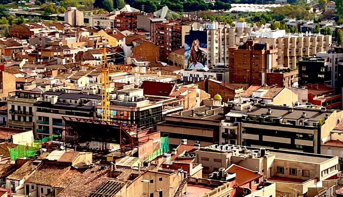 PardoMestre's tweet photo. #BonDia #Lleida Pensava,com estaria d ple el #CarrerMajor, si alguna taula buida a #LoMarraco, si x #loriu hi hauria molts amos amb gossos, o si #CanRamon era obert, i la cua q hi hauria a correus.Aquella vista i la seva imaginació el provocaven…(relats ELA) #vistadesparver 🪶 https://t.co/8NciY57E45
