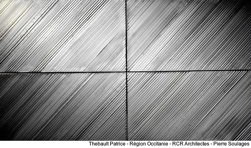 Pierre #Soulages, le créateur de l'outrenoir nous a quitté hier 🖤
Originaire de #Rodez, le maître du noir et de sa "lumière secrète" a marqué l'histoire de l'#ArtContemporain.
Il a consacré sa vie à cette couleur pour en percer le mystère.