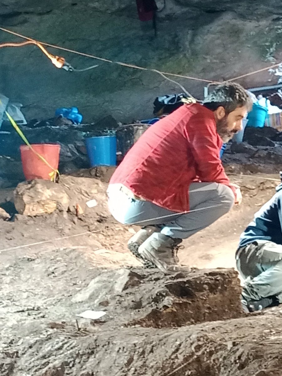 Salva está comprobando el trabajo en una postura complicada.