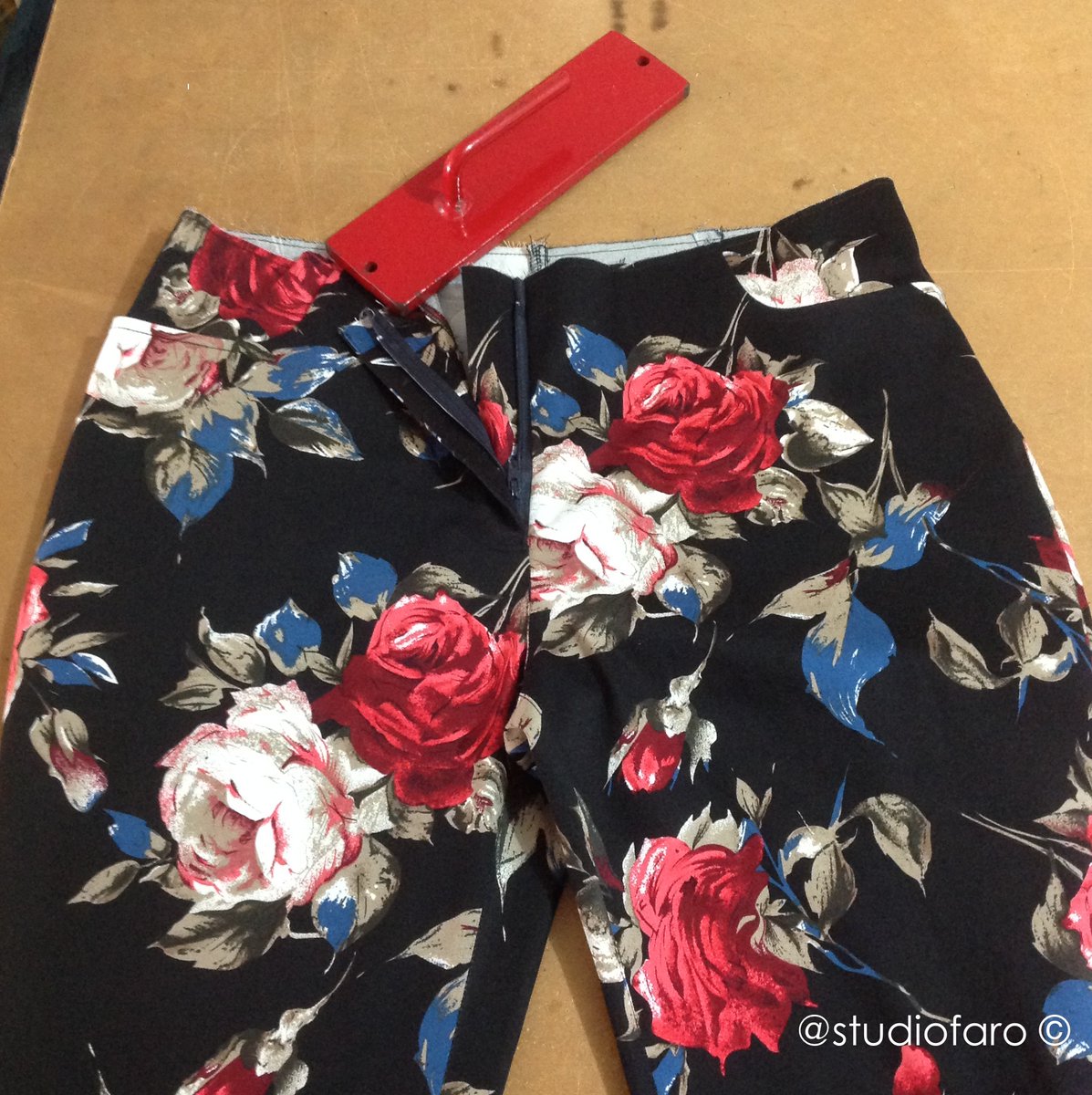 studiofaro's tweet photo. After all the testing this fabric has been my most exciting jeans make. Stretch cotton sateen is a marvellous fabric for summer trousers.

#pdfsewingpatterns #studiofaro #studiofaroau #wellsuitedblog #patternmakinginstructions #jeans #makeyourownclothes https://t.co/5g5eTLhXPs
