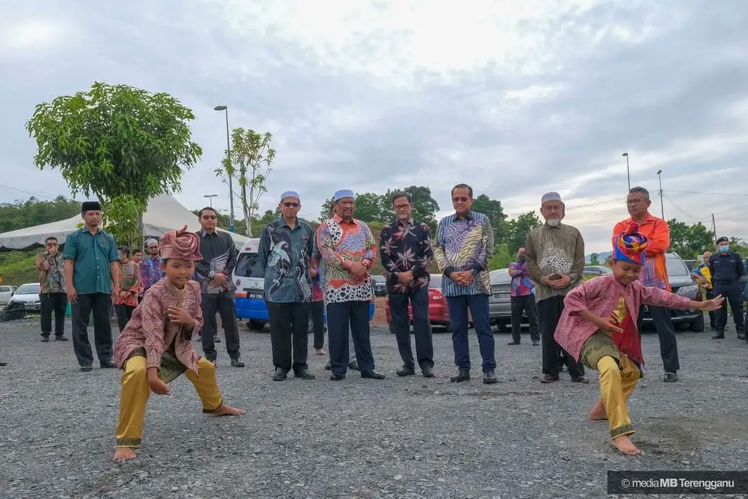 Allhamdulillah, hari yang amat bersejarah buat Kerajaan PAS Negeri Terengganu apabila 20 manifesto Kerajaan PAS telah dan sedang dilaksanakan sepenuhnya hari ini.

Ini bermakna janji PAS PRU-14 tertunai sepenuhnya buat rakyat Negeri Terengganu.

Syukur ke hadrat Allah SWT kerana