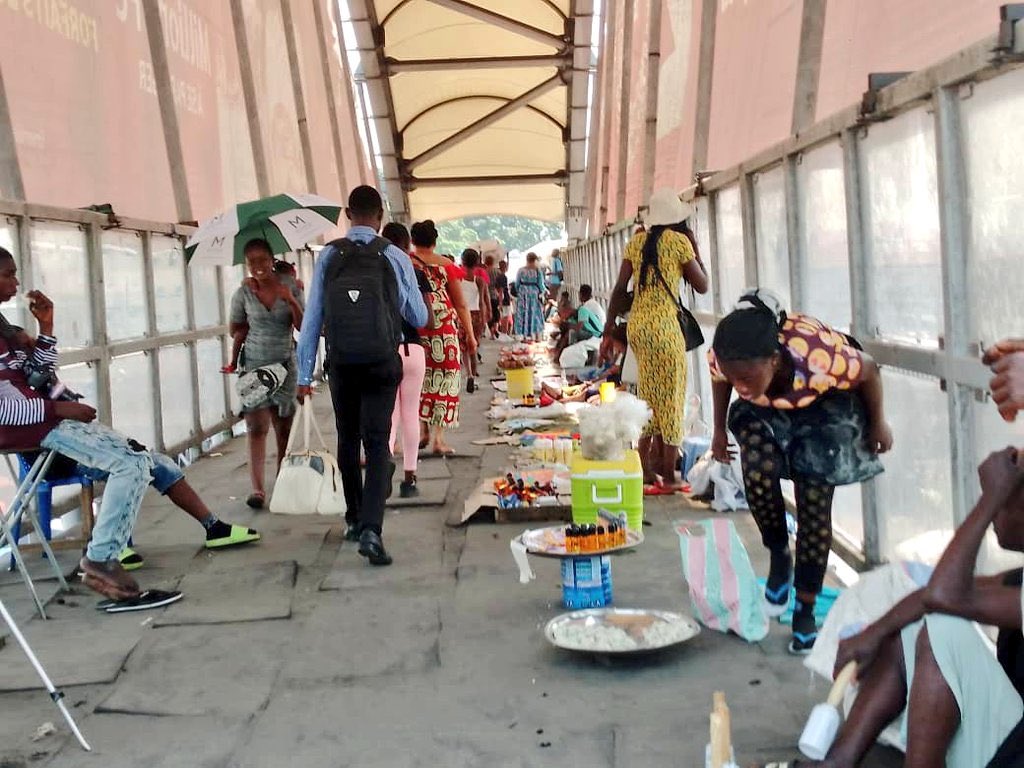 DefendonsK's tweet photo. #Kinshasa : « Construite pour faciliter la traversée des passants, la passerelle de Bitabe transformée en marché pirate » @Presidence_RDC @NgobilaM il est anormal de vivre comme ça dans une capitale. Ns demandons aux autorités de déléguer la police à cet endroit mettre l’ordre https://t.co/PVHV9vXBdZ