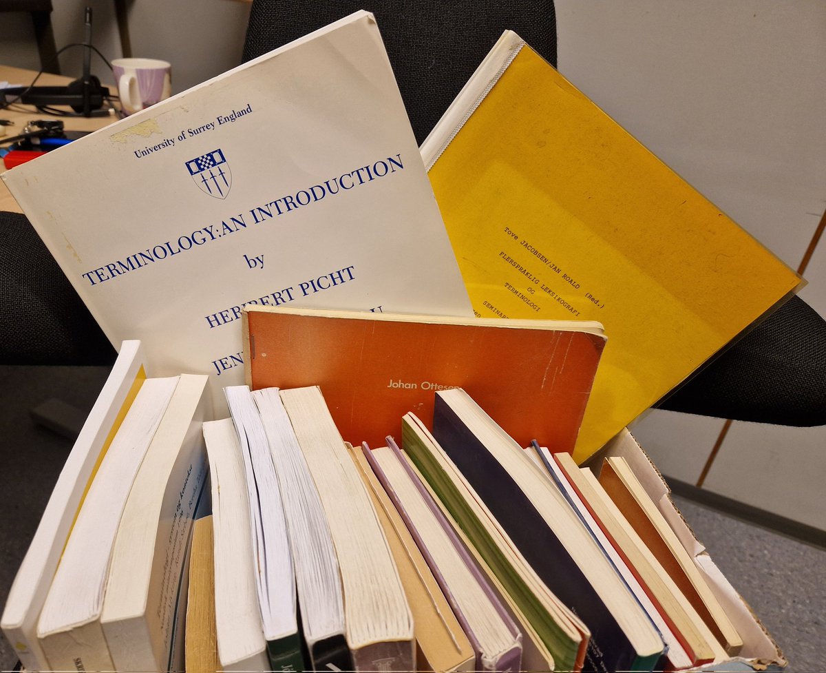 Fekk ei skattekiste med terminologi- og fagspråkslitteratur frå kollega Ivar Utne på morgonkvisten. Ein god start på dagen! #termportalen #terminologi #parallellspråk <a href="/UiB_HF/">Det humanistiske fakultet</a> <a href="/UiB/">Universitetet i Bergen</a> @sprakradet