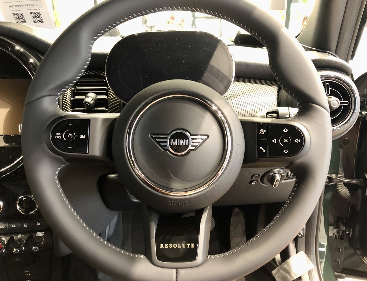 bmwtokyomini's tweet photo. 外装だけでなく内装も素敵すぎる #ResoluteEdition。

チャック柄のシート、洗練されたデザインのダッシュボード、オリジナルのロゴが施されたハンドル。

この #MINI に乗って過ごすカーライフは楽しいに決まってます！

購入はMINI TOKYO BAYとMINI六本木へ。

#イギリス車 https://t.co/eYt20Mi9Oj