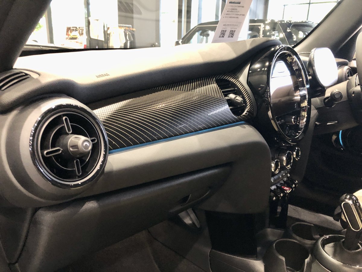 bmwtokyomini's tweet photo. 外装だけでなく内装も素敵すぎる #ResoluteEdition。

チャック柄のシート、洗練されたデザインのダッシュボード、オリジナルのロゴが施されたハンドル。

この #MINI に乗って過ごすカーライフは楽しいに決まってます！

購入はMINI TOKYO BAYとMINI六本木へ。

#イギリス車 https://t.co/eYt20Mi9Oj