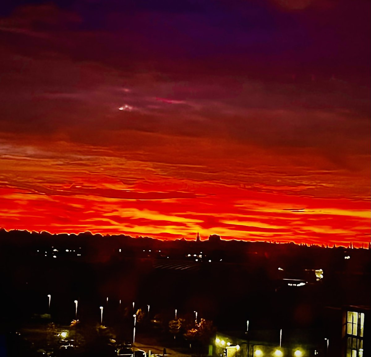 KimlyonsP's tweet image. “The secret to a good morning is to watch the sunrise with an open heart ❤️” Looking out on beautiful sky this morning at Queens Hospital, Jubilee ITU . @BHR_ITU_PDNteam @nelftchps @NELFT @BHRUT_NHS