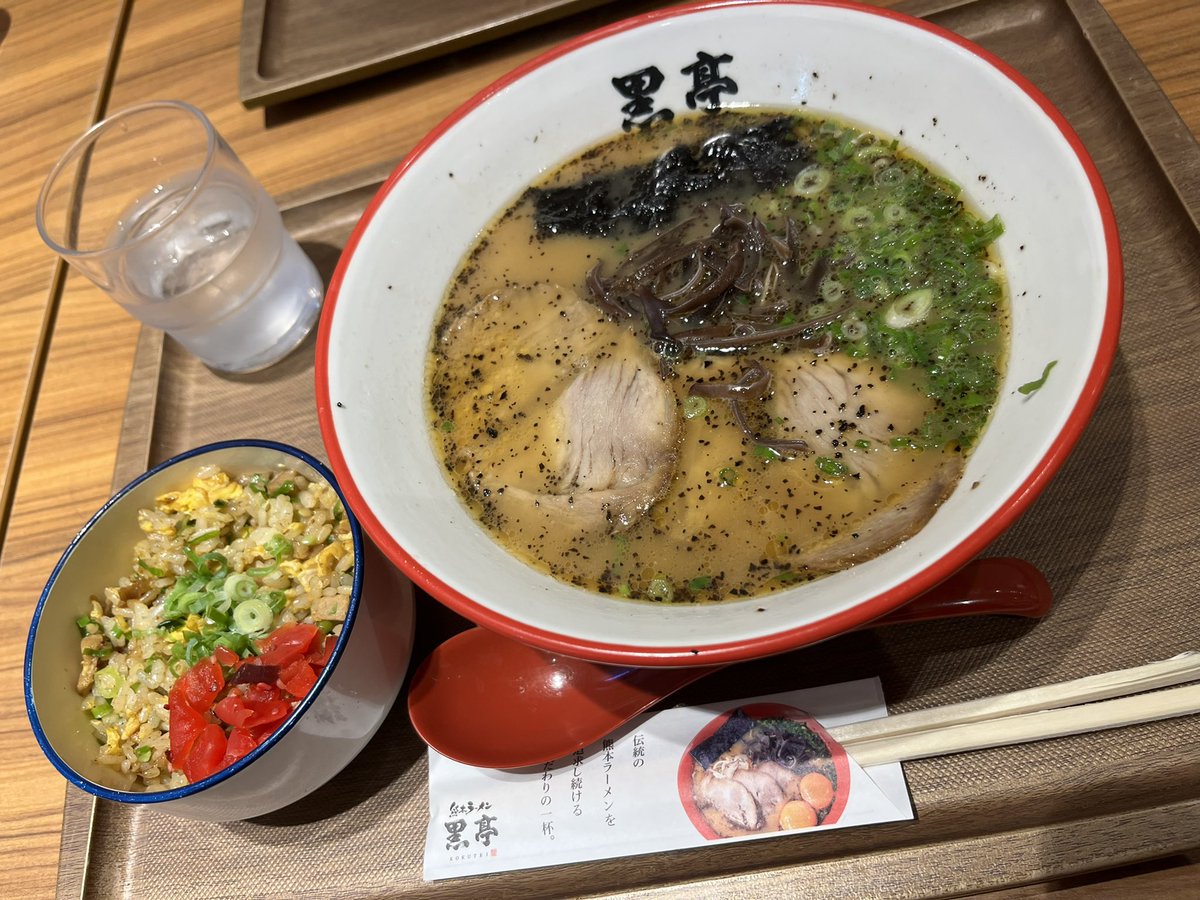 S39334846's tweet photo. 黒亭@熊本
熊本らーめん（ランチセットで半チャー付き）

○昭和32年創業
○チャーハンも美味しく、良いバランス
○気付けば完食

熊本らーめんは、食べてる時はぐいぐいイケるけど、２時間くらいたってもお腹いっぱい感が抜けない。笑 https://t.co/xekj480FMG