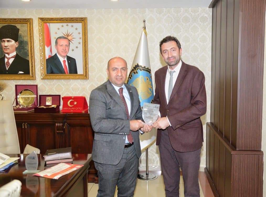 congressonepid1's tweet photo. Diyarbakır Vali Yardımcısı ve Diyarbakır Büyükşehir Belediyesi Genel sekreteri sayın Abdullah Çiftçi’ye Salgın Hastalıklar kongremize verdiği destekten dolayı kendisine teşekkür ediyor şükranlarımızı sunarız. https://t.co/2QAoJuTuhA