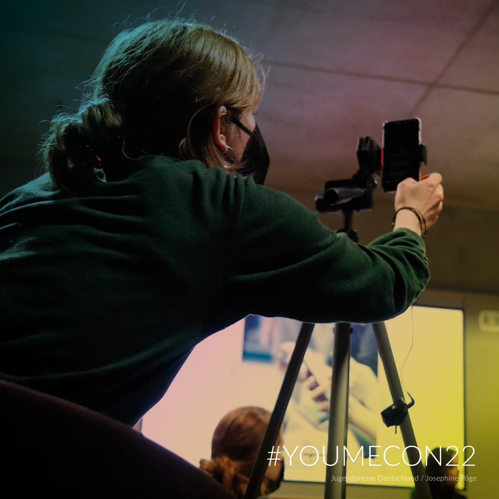 jugendpresse's tweet photo. Ab heute startet das vielfältige Programm der Youth Media Convention 2022. Ein PR Team berichtet ab heute für die nächsten vier Tage live vor Ort. Um nichts zu verpassen, schau bei Instagram auf @youmecon.official vorbei!
#youmecon #youthmediaconvention #journalismus https://t.co/qL4c1PwZBX