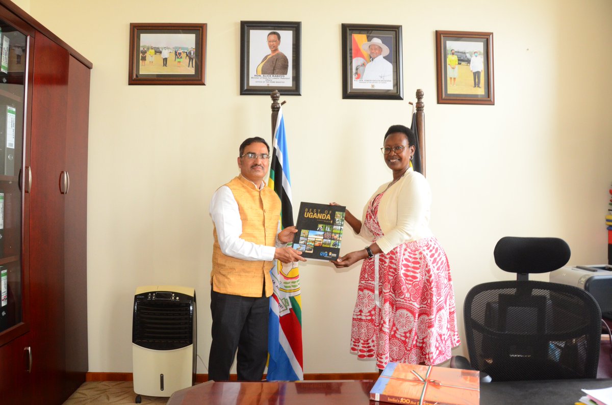 IndiainUganda's tweet photo. High Commissioner @Ajay1801 called on Hon. @KaboyoAlice, Minister of State for Luwero-Rwenzori Triangle (Office of the Prime Minister) of the Republic of Uganda, and discussed areas of mutual interest and various bilateral matters.

@MEAIndia  @IndianDiplomacy https://t.co/7JWOLIuhrn