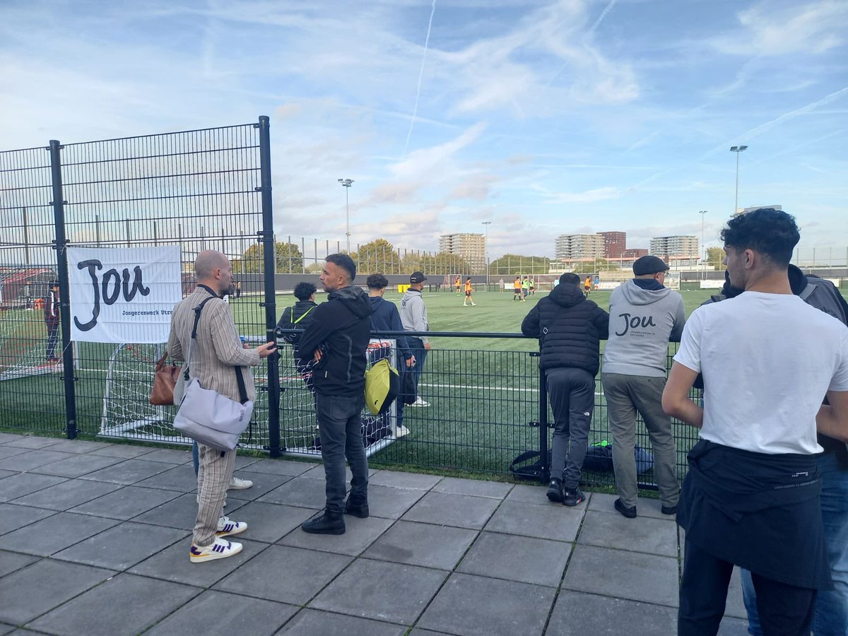 Woensdag bezocht @WethouderDennis JoU in Zuidwest bij allerlei facetten van ons werk: individuele begeleiding, meidenwerk, stagebegeleiding én het eerste stedelijk JoU voetbaltoernooi! 

#utrecht #kanaleneiland #grijpjekans #herfstvakantie #voetbaltoernooi <a href="/FajaLobiKDS/">Faja Lobi KDS</a>