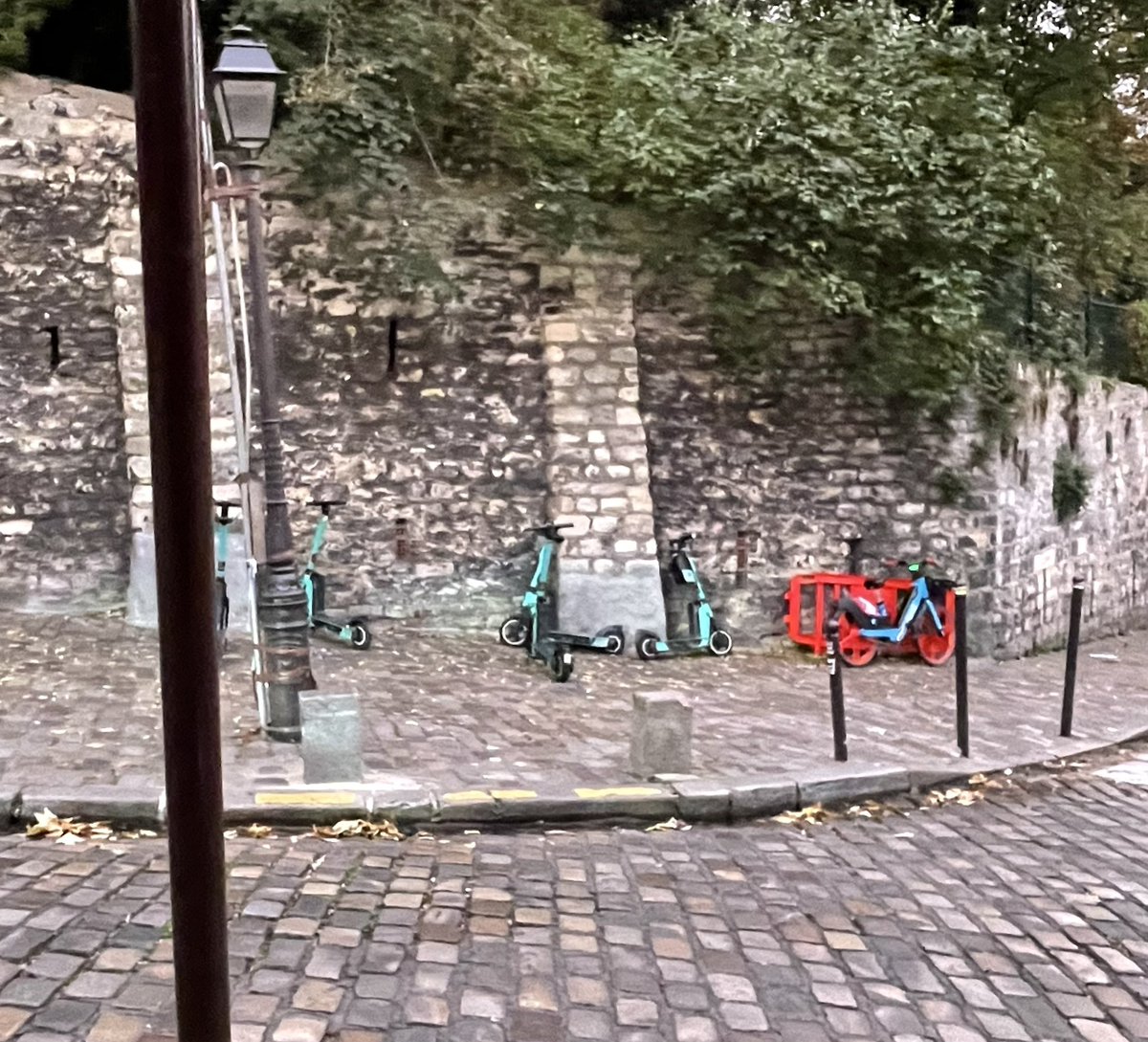 calphilippe's tweet photo. #TierMobility @cooltra @David_Belliard #Lime @KevinHavet
#freeFloating
Welcome to the jungle! #montmartre
#saccageparis https://t.co/X4hos5zOyk