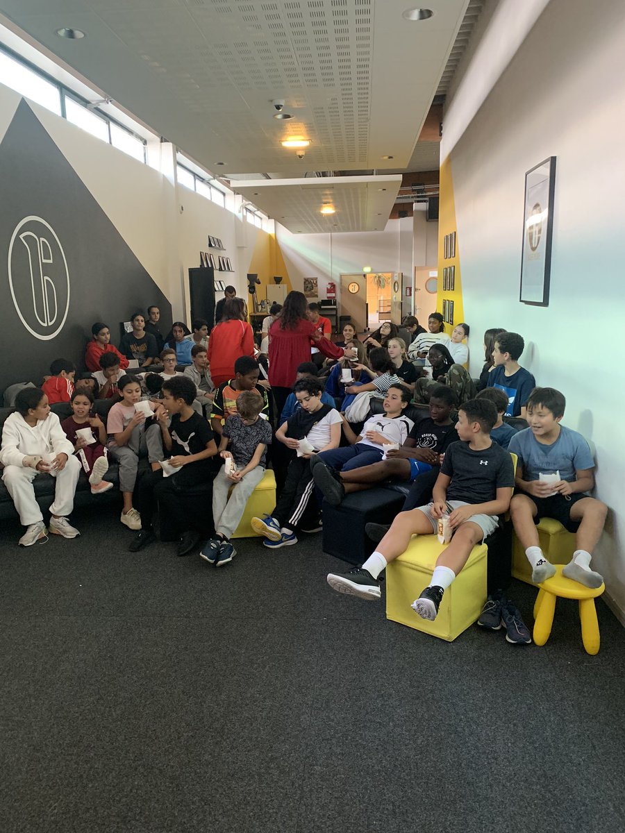 BoxerInside's tweet photo. [Boxer Inside School] Learning experience - Jour 3 / Atelier prise de parole avec @GraineDo93, session de travail sur le futur podcast, et séance visionnage du documentaire « Sarah la combattante » #Transmission #RoleModel #Valeurs #Impact2024 https://t.co/fLAWEVZJ8E