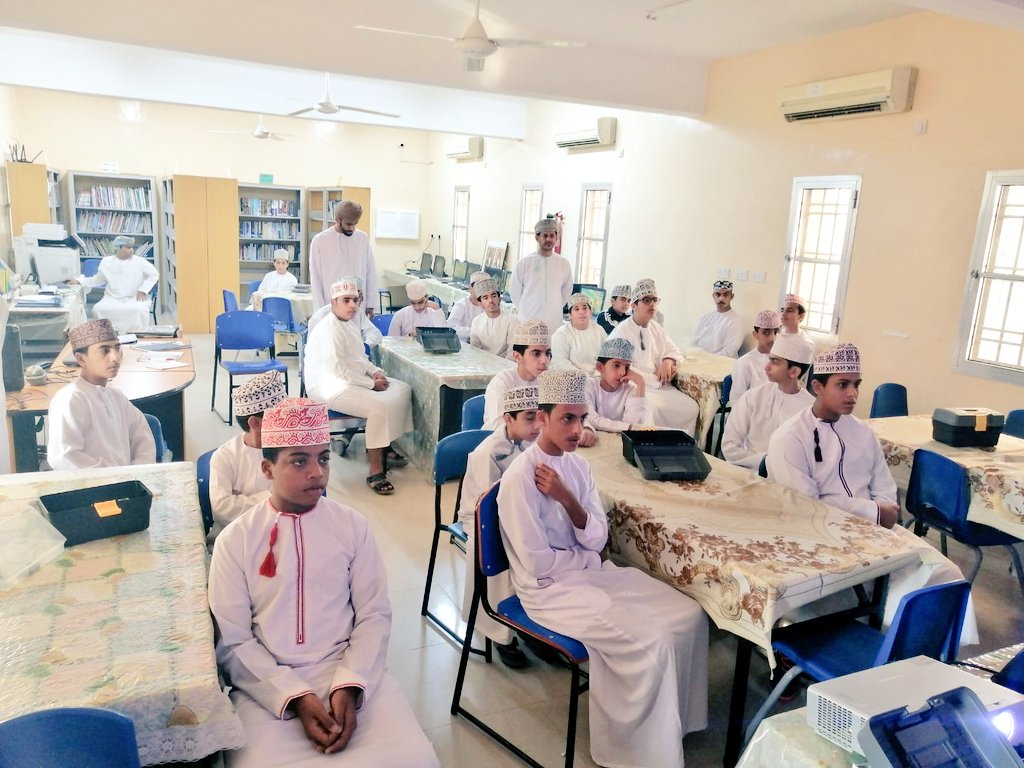 EduGovNbt2111's tweet photo. ورشة في (أساسيات الأردوينو) 
تم تقديمها من قبل اخصائي إبتكار الاستاذ راشد الحامدي من قسم الإبتكار والألمبياد العلمي لنخبة من المعلمين ومجموعة من الطلاب في مركز مصادر التعلم بالمدرسة https://t.co/2YzviFtwEx