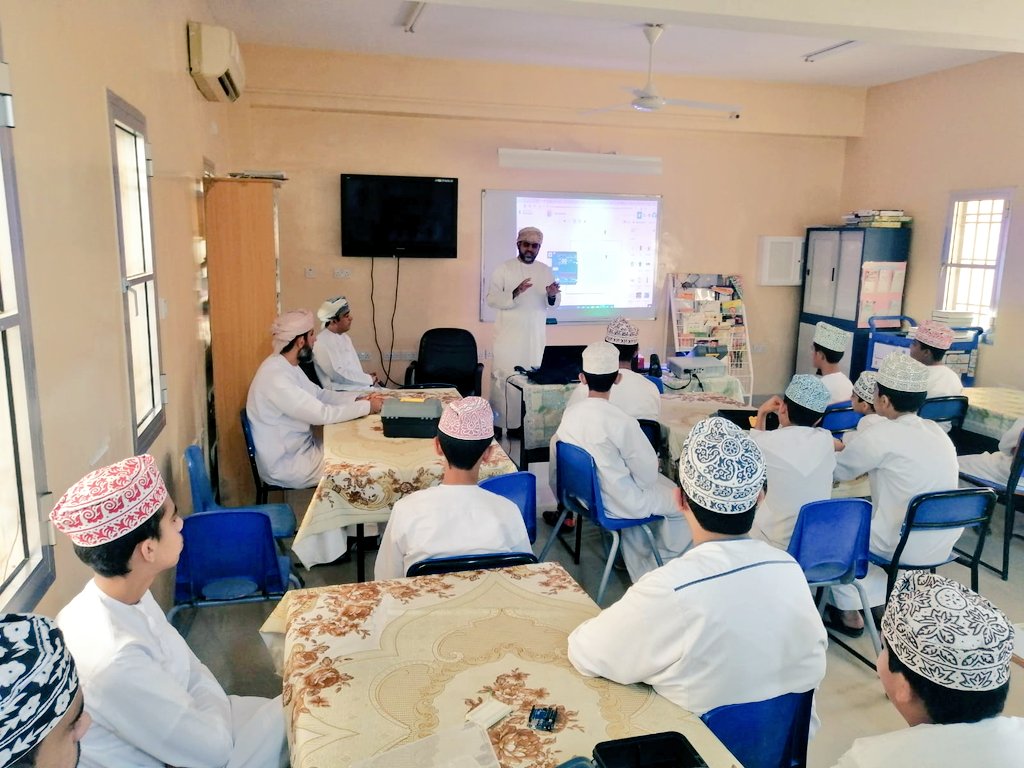 EduGovNbt2111's tweet photo. ورشة في (أساسيات الأردوينو) 
تم تقديمها من قبل اخصائي إبتكار الاستاذ راشد الحامدي من قسم الإبتكار والألمبياد العلمي لنخبة من المعلمين ومجموعة من الطلاب في مركز مصادر التعلم بالمدرسة https://t.co/2YzviFtwEx