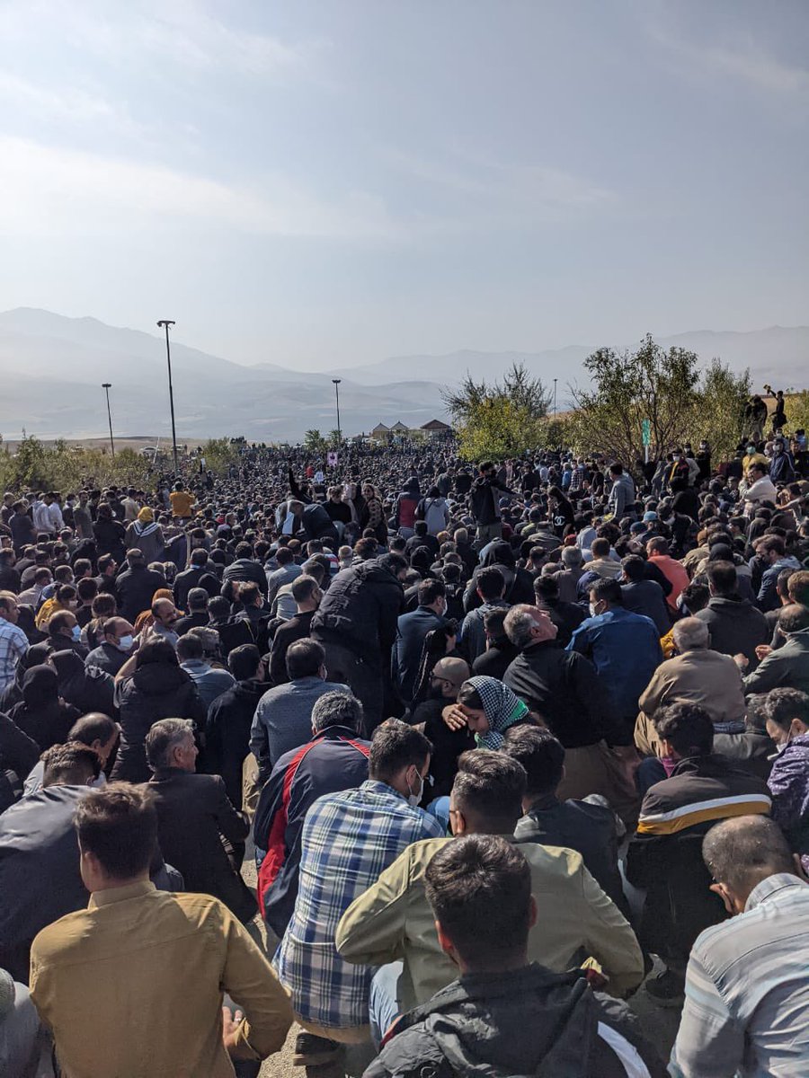 Mehr als 50 Menschen wurden gestern durch das Mörder Regime getötet in den kurdischen Provinzen um #Saqqez. Das es ist die Menschen hier am meisten trifft ist strukturell geplant &amp; gewollt. Die Bilder der Toten erspare ich Euch,stattdessen will ich den Mut zeigen. #JinJiyanAzadi