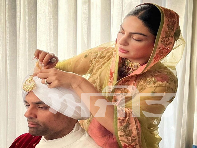 dailyajitnews's tweet image. ਆਪਣੇ ਜੀਜੇ ਦੇ ਸਿਰ ’ਤੇ ਕਲਗੀ ਸਜਾਉਂਦੀ ਹੋਈ ਨੀਰੂ ਬਾਜਵਾ
#dailyajit #neerubajwa #rubinabajwa #marriage #sister #beutiful #look Neeru Bajwa Rubina Bajwa Gurbaksh Singh Chahal