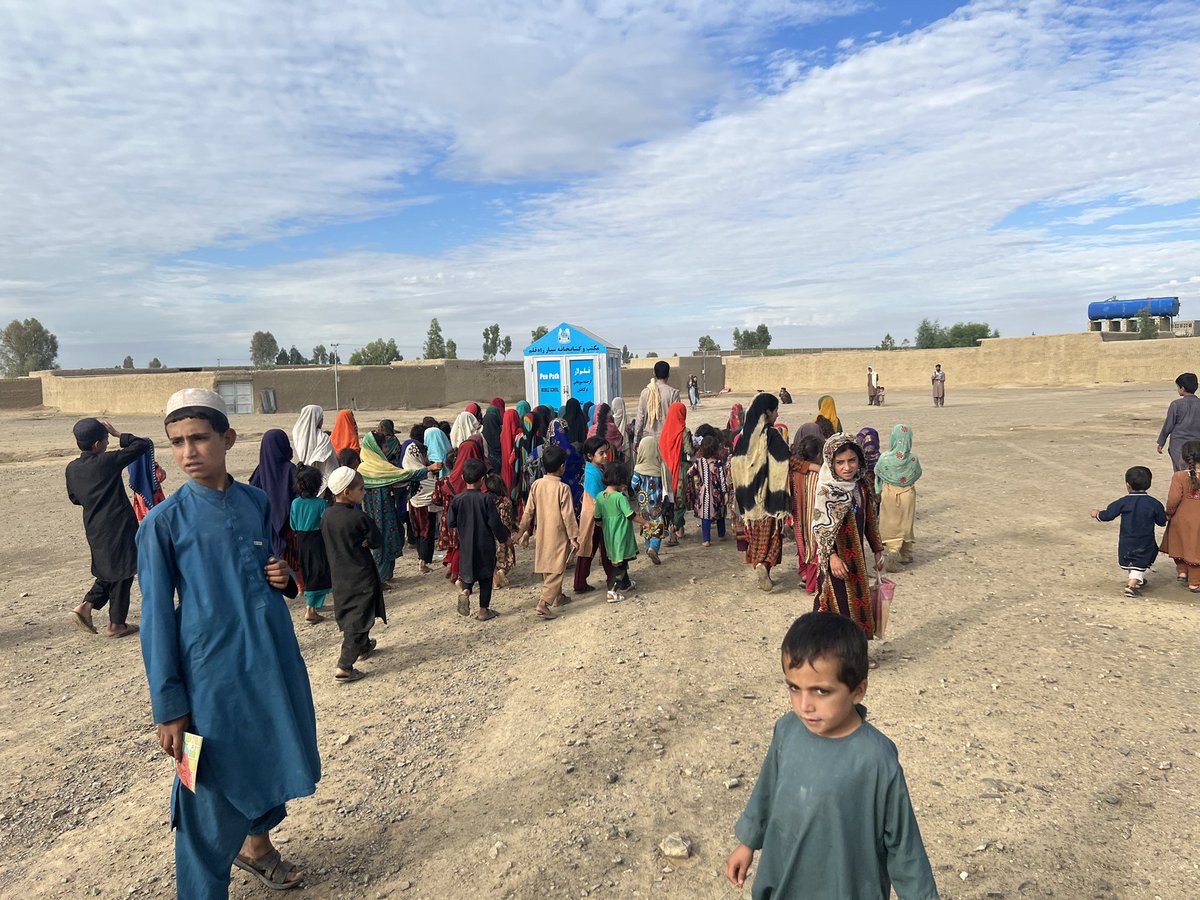 matiullahwesa's tweet photo. Penpath mobile school teaches vulnerable children. The teach girls at home 3 days a week and 3 days a week runs mixed gender classes for boys and girls
#PenPathMobileSchool 
#penpathmobilelibrary 
#PenPathGirlsEduCampaign https://t.co/oUTak8Evvx