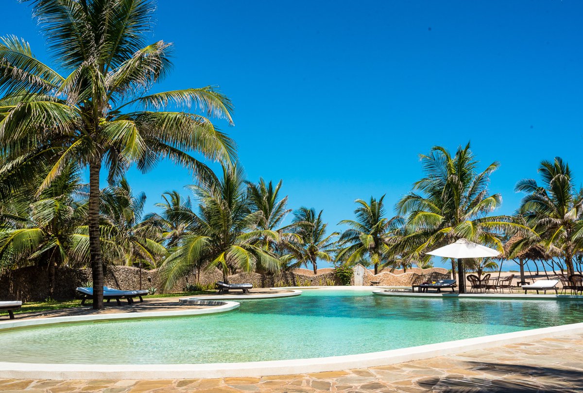 OceanBeach01's tweet image. Can't talk right now — too busy doing my 'it's almost the weekend' things..

📸 Dunes Family pool sitting pretty.

#familypool #swimming #oceanbeachresort #malindi #tropics #sunnyday #thursday