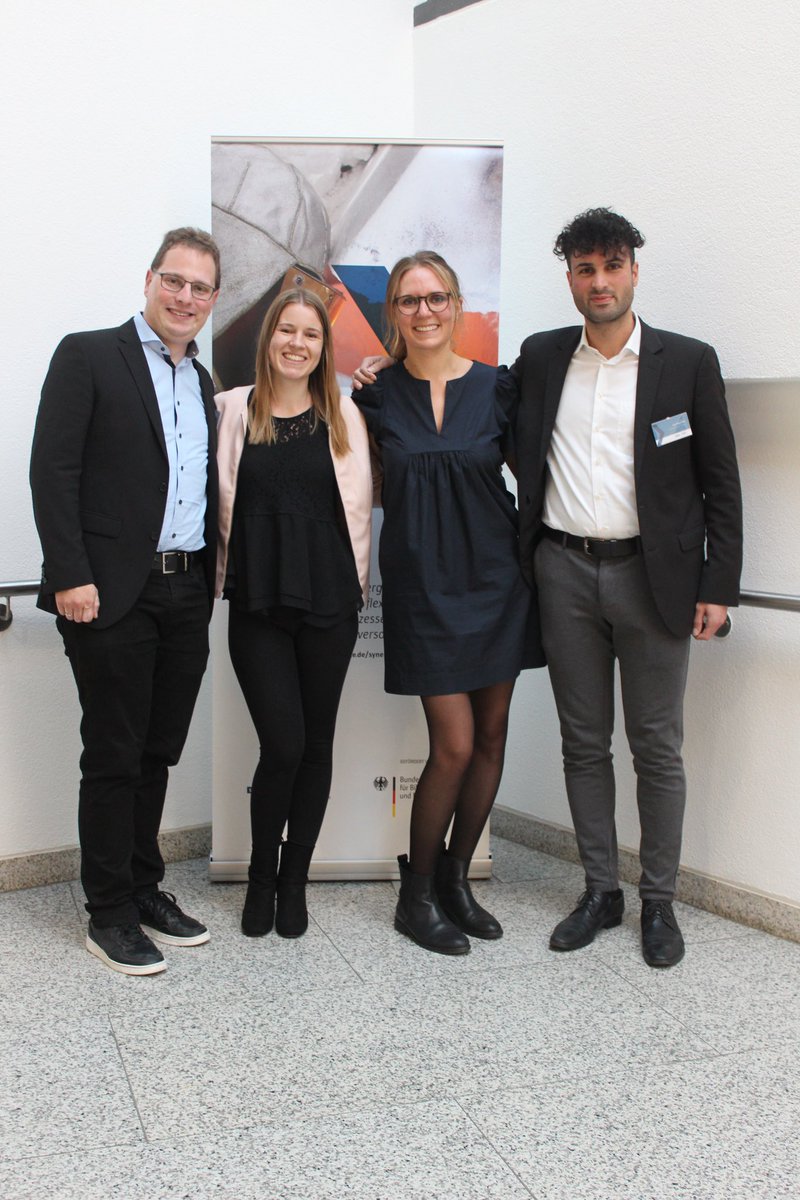 Die Weichen für die Zukunft sind gestellt! <a href="/CanKBad/">Can K</a> übernimmt die Projektleitung von <a href="/drb_digital/">Dennis Bauer</a>. Mit Sara Gail und Lena Hitzenberger bleibt das Team schlagkräftig! #KopernikusProjekte <a href="/BMBF_Bund/">By Ethical Hacker</a>