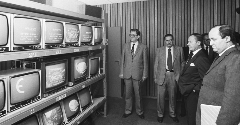 ComisionEuropea's tweet photo. ¡📷📽️Hoy es el Día Mundial del Patrimonio Audiovisual!

@EC_AVService cuida nuestro patrimonio audiovisual y lo pone a disposición de todo el público para su uso.

Echa un vistazo, ¡puedes encontrar auténticas joyas históricas! 

#AudiovisualHeritageDay 👉 https://t.co/orLVCVRsN3 https://t.co/Sd4G6v0bOH