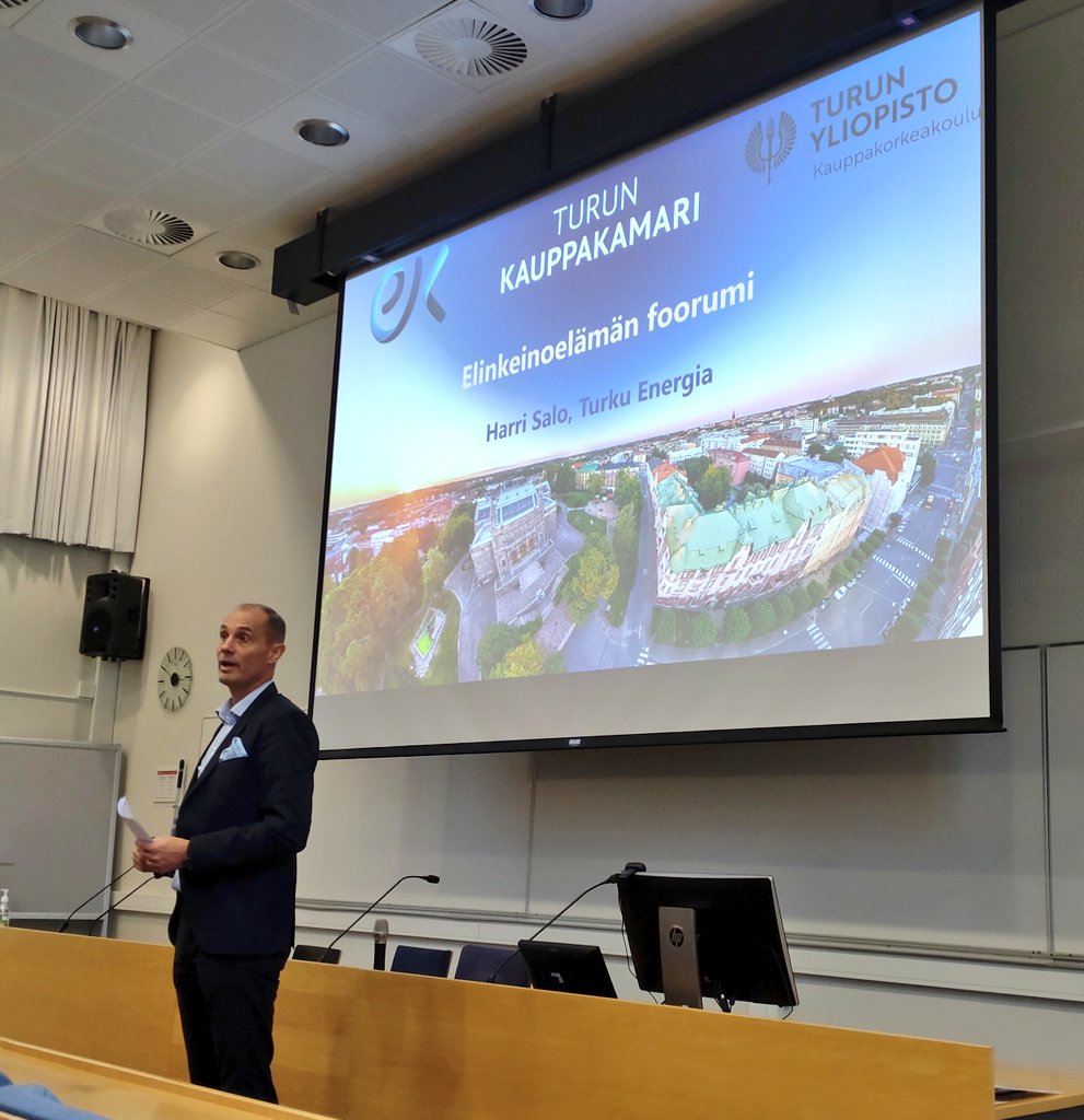 Viimeinen puheenvuoro Elinkeinoelämän foorumilla <a href="/SaloHarri/">Harri Salo</a>: jos lämpö asteen vähemmän kaikilla kotona, niin säästetään 90 000 kotitalouden verran sähköä. Sähköä säästyy, kun kaikki tekevät osansa, niin yritykset kuin kuluttajat. Kulutusjoustot tärkeitä.