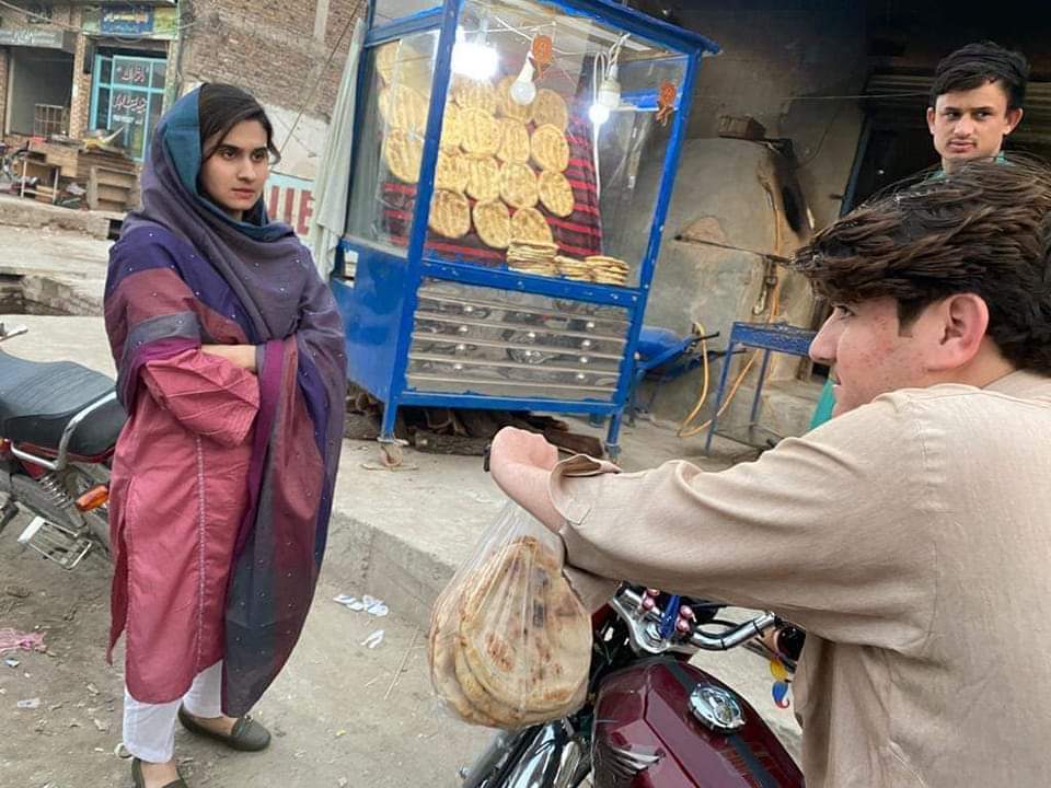 ڈپٹی کمشنر پشاور شفیع اللہ خان کی ہدایت پر اسسٹنٹ کمشنر ڈاکٹر عزا ارشد دلہ زاک روڈ پر بازاروں میں نانبائیوں کی دکانوں میں روٹی  کے وزن کا معائنہ کر رہی ہیں ۔

کم وزن روٹی فروخت کرنے پر بیشتر نانبائیوں کو  گرفتار کر لیا گیا۔

Ahum ahum