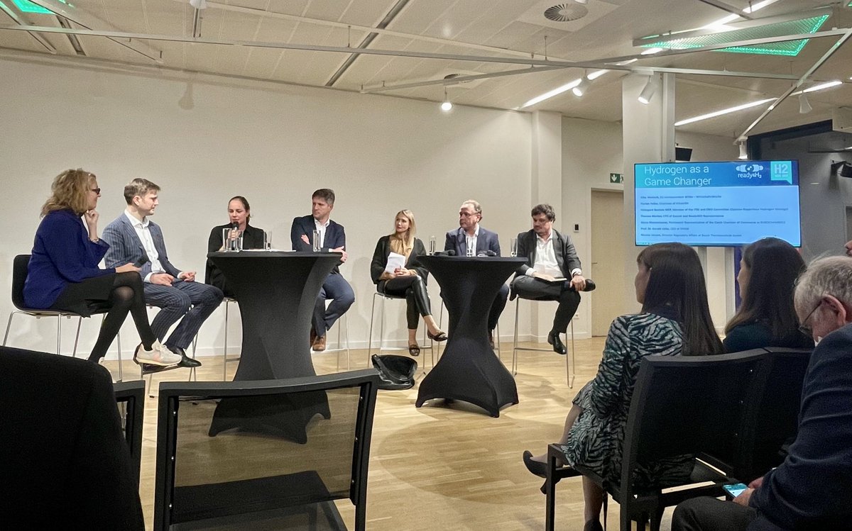AlMastantuono's tweet image. Pleased to participate in #hydrogen talk with MEP @hildebentele and representatives from private sector and @Ready4H2, hosted by @H2vorOrt. 

🚨Let´s keep the EU regulation simple and open for innovation!

 #Technologicalneutrality