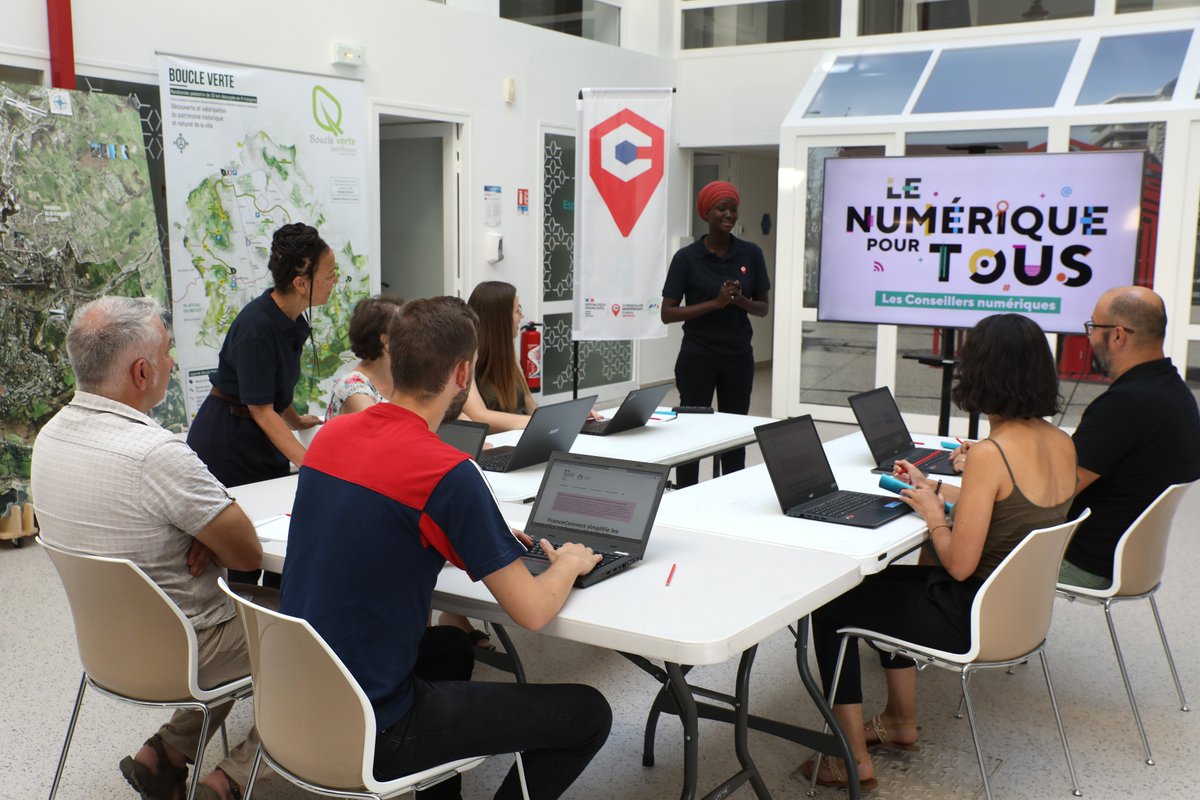 [#numerique] Besoin d'aide pour effectuer vos démarches administratives en ligne ? Envie d'apprendre à utiliser une imprimante 3D ? Les conseillers numériques de #SaintEtienne sont là pour vous aider ! Toutes les infos dans Saint-Étienne Le Magazine ➡️ saint-etienne.fr/sainté-vous/as…