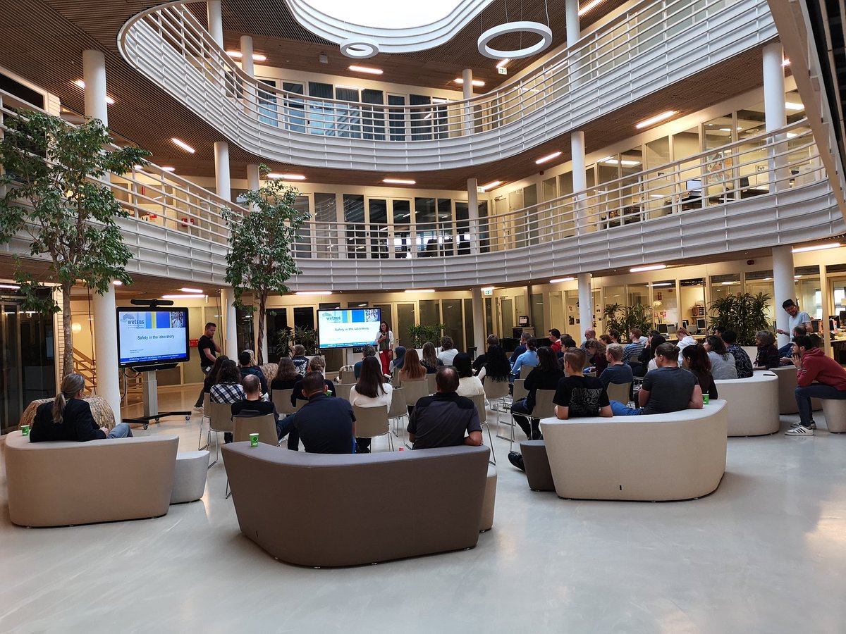 This morning the scientific and technical staff is updating the <a href="/wetsus/">Wetsus</a> community with a workshop about the lab techniques available.
I will give an overview about fluorescence microscopes. 
So nice to gather and discuss science at technical level with all the teams 😊

#Science