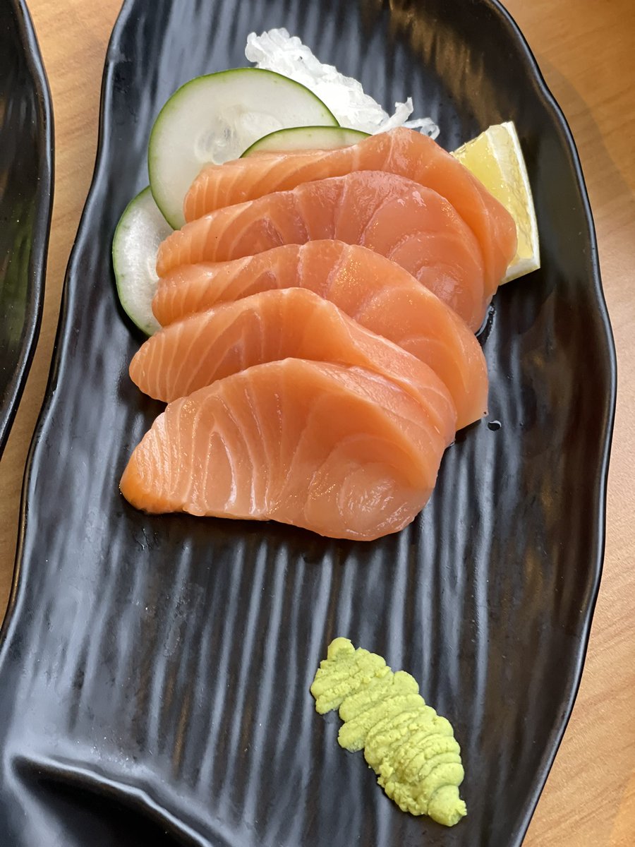 Ariefboediman's tweet image. Dibalik layar Sushi kaki lima ini ternyata Ex Chef Sushi Tei Jakarta yang sudah bekerja selama 6 tahun, karena pandemi dan dengan modal seadanya berhasil bikin sushi kaki lima ini banyak pelanggannya