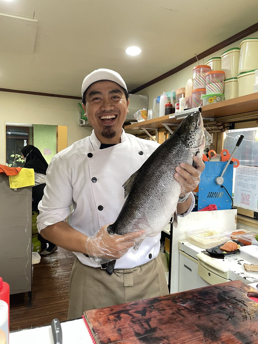 Ariefboediman's tweet image. Dibalik layar Sushi kaki lima ini ternyata Ex Chef Sushi Tei Jakarta yang sudah bekerja selama 6 tahun, karena pandemi dan dengan modal seadanya berhasil bikin sushi kaki lima ini banyak pelanggannya