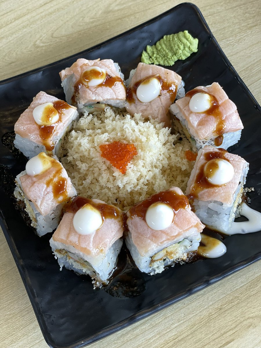 Ariefboediman's tweet image. Dibalik layar Sushi kaki lima ini ternyata Ex Chef Sushi Tei Jakarta yang sudah bekerja selama 6 tahun, karena pandemi dan dengan modal seadanya berhasil bikin sushi kaki lima ini banyak pelanggannya