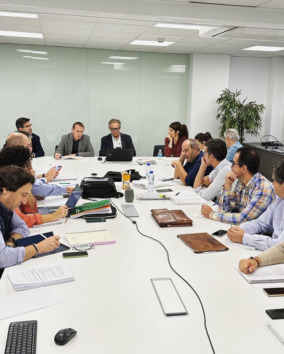 GrupoAPAG's tweet photo. 📒💻El equipo del Departamento técnico agrario de APAG continúa de #CiudadReal
📌La #ReformaPAC es muy densa y va incorporando novedades. La actualización de información es constante para ofrecer a nuestros socios la información más completa y el mejor asesoramiento. https://t.co/7TZHgc8ATB