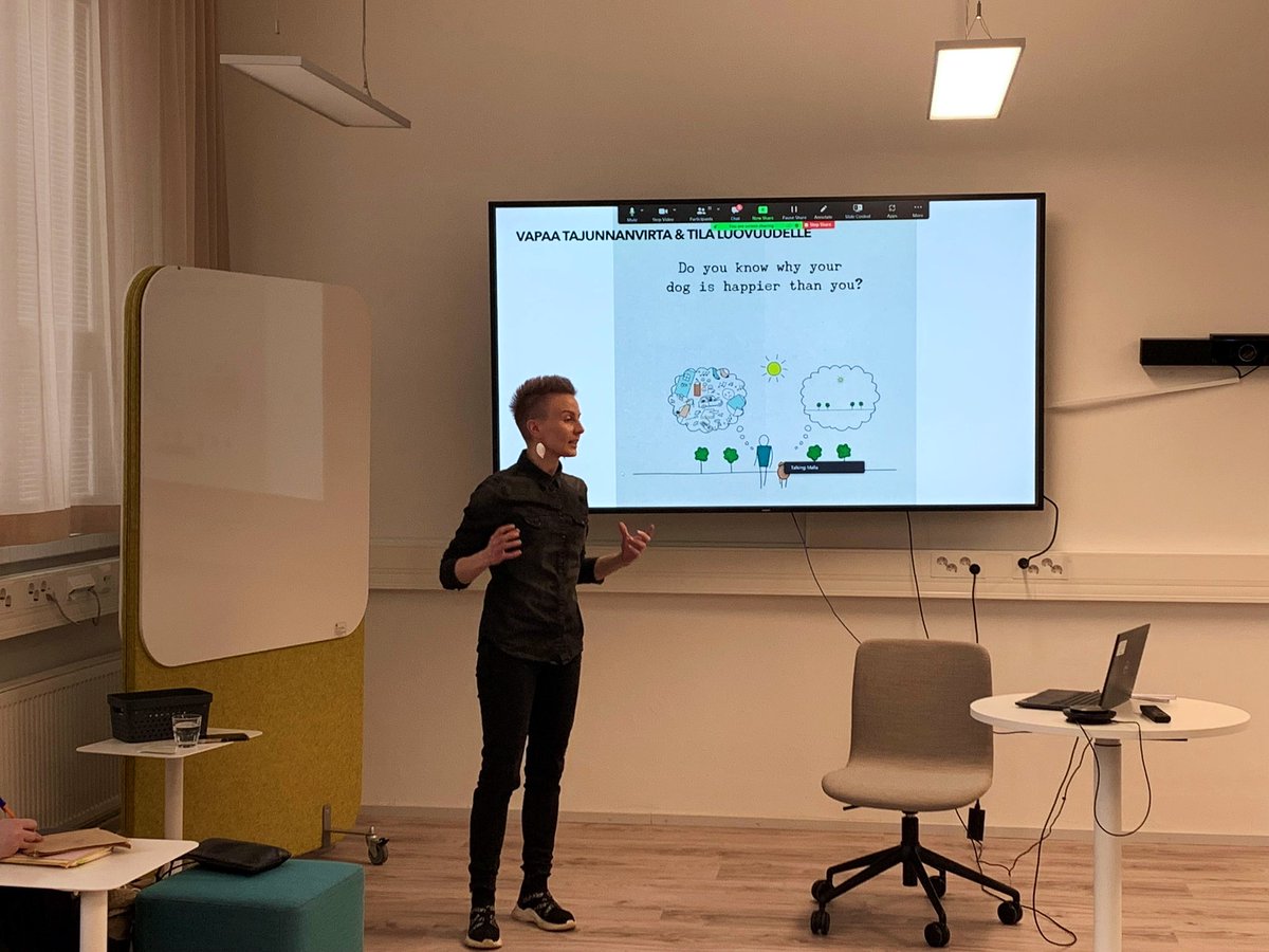 Olipa mukava puhua eläville ihmisille (eikä vain läppärille) ja viettää iltapäivä luovuuden, luovan ja myyvän kirjoittamisen parissa. Kiitos @JennyJanhunen &amp; co. Ps. Seppo nukkui koko workshopin ajan niin kiltisti autossa, että illalla mennään ekstrapitkälle lenkille metsään.