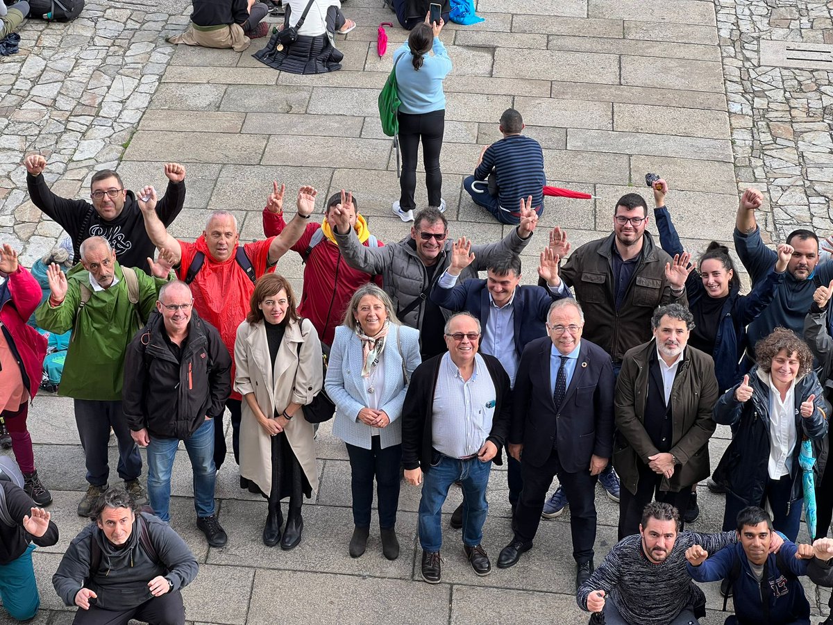 PazodeRaxoi's tweet photo. 👣O alcalde @XSanchezBugallo e membros da corporación recibiron este mediodía a un grupo de peregrinos usuarios da Asociación Saúde Mental @FEAFESGalicia que veñen de percorrer o Camiño de Santiago https://t.co/CY1esv3Gdl