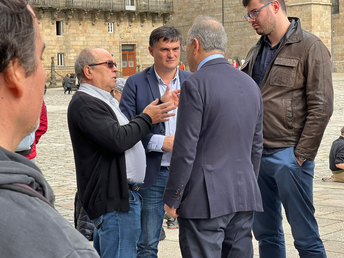 👣O alcalde <a href="/XSanchezBugallo/">Xosé Sánchez Bugallo</a> e membros da corporación recibiron este mediodía a un grupo de peregrinos usuarios da Asociación Saúde Mental <a href="/FEAFESGalicia/">Saúde Mental FEAFES Galicia</a> que veñen de percorrer o Camiño de Santiago