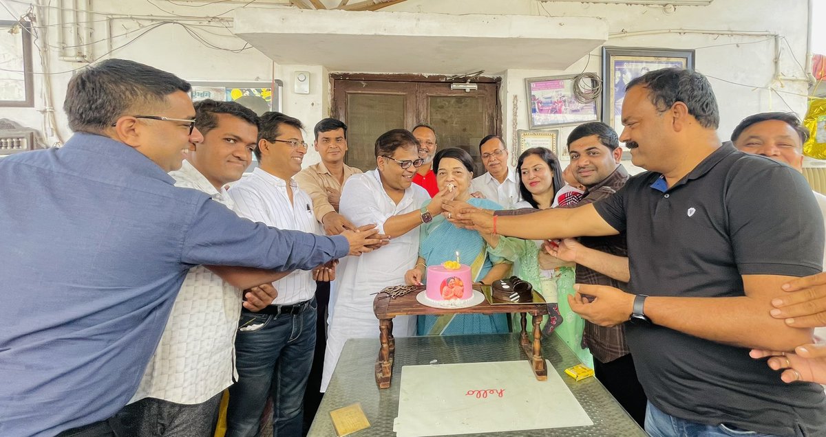 आज सागौन बंगले (अनुग्रह) में परिवार के सदस्यों के साथ केक काटकर मम्मी डॉ. रेणु जोगी का जन्मदिन मनाया।

#HappyBirthday #Mummy🎂