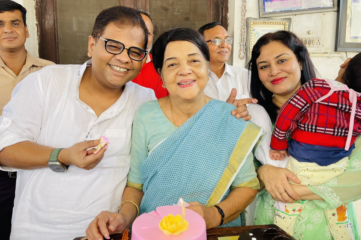 AmitJogi's tweet photo. आज सागौन बंगले (अनुग्रह) में परिवार के सदस्यों के साथ केक काटकर मम्मी डॉ. रेणु जोगी का जन्मदिन मनाया।

#HappyBirthday #Mummy🎂 https://t.co/cacjFH78iN