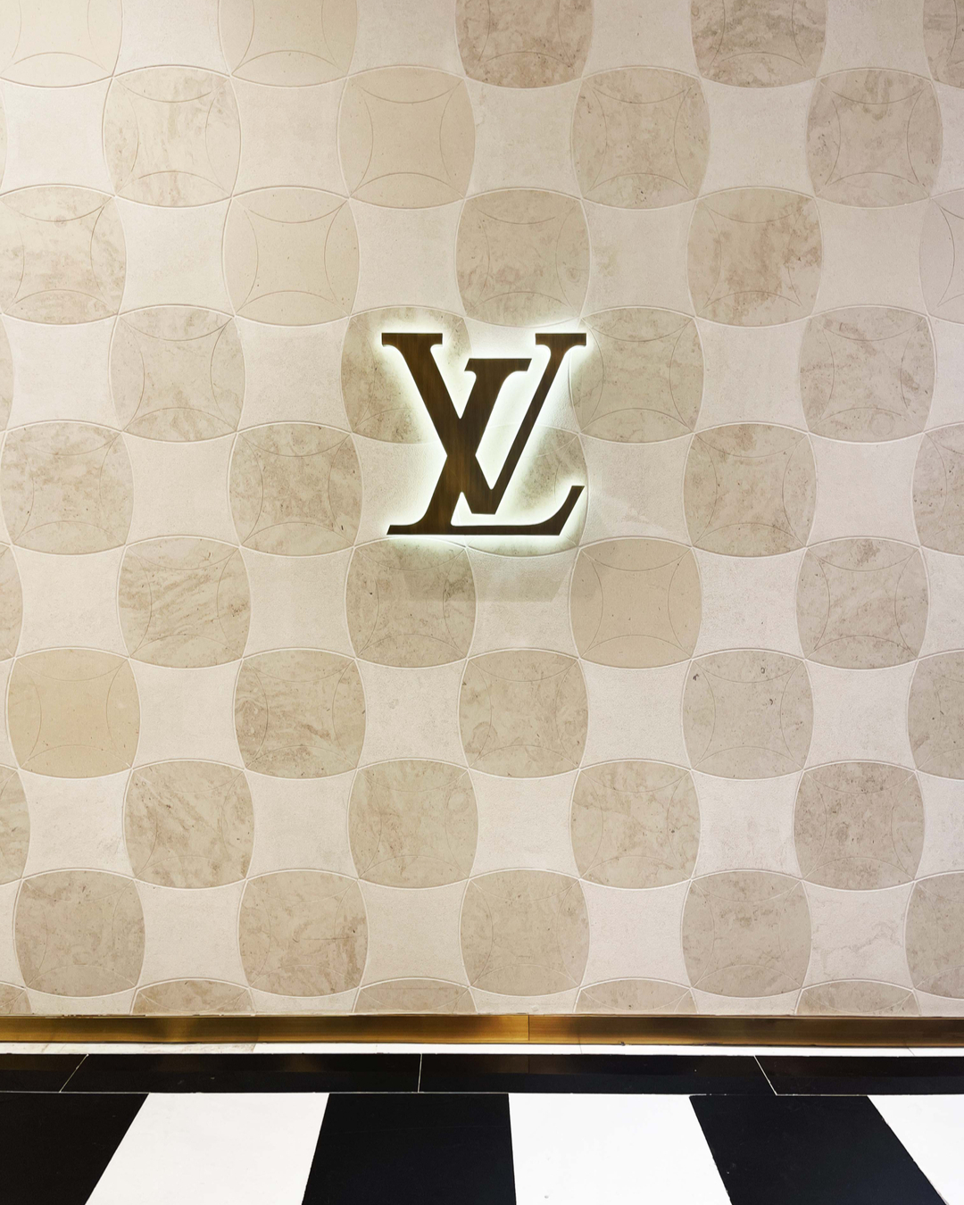 Karen Pearse on X: We created custom limestone wall-tiles for @louisvuitton  store within Bloomingdales. These limestone tiles had a unique design  exclusive to Louis Vuitton. #kpgd #karenpearse #customstone #Limestone # louisvuitton #limestonedesign