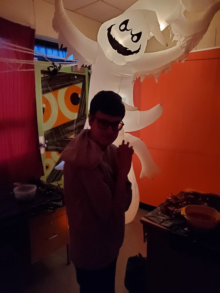 WatchtheQuach's tweet photo. Thanks to the Glenwood Community Events Committee, Rooms 3 &amp; 4 got to enjoy the @GlenwoodHWDSB Haunted House yesterday! 👻🐈‍⬛💀🎃 #HWDSB #hauntedhouse #specialeducation #HamOnt https://t.co/TUOxgiWTwQ